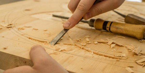 Où apprendre les techniques de sculpture sur bois en Lituanie?